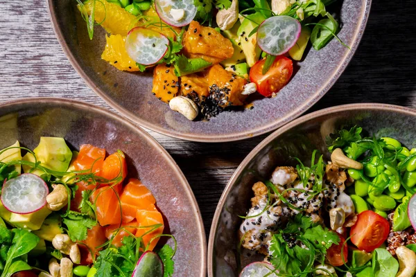 Somon, peynir, turp, fasulye, filizlenmiş tohumlar, chuka, fındık, domates, fesleğen ve maydanozlu salata, domates, maydanoz, susam, fındık, avokado, portakal, turp, filizlenmiş tohumlar ve avokado ile salata. , 