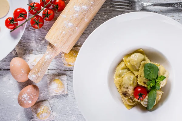 Hamur köftesi, domates ve fesleğenli makarna un, çiğ yumurta, merdane, ahşap masa çatalı.