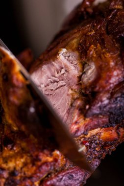 Şişte kesilmiş sığır eti. Dikey yönelim