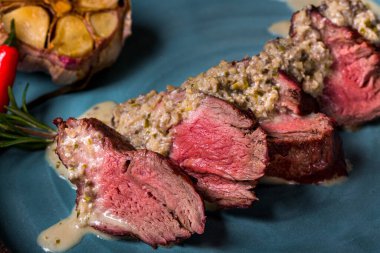 Sarımsaklı ızgara domuz eti ve yuvarlak tabakta biberiye. Yatay yönelim 