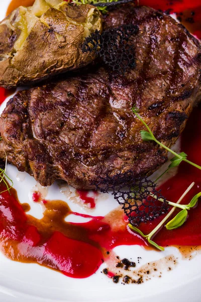 Ein Stück Gegrilltes Rindfleisch Mit Rosenkohl Mungo Rindfleischsalat Ofenkartoffeln Rüben — Stockfoto