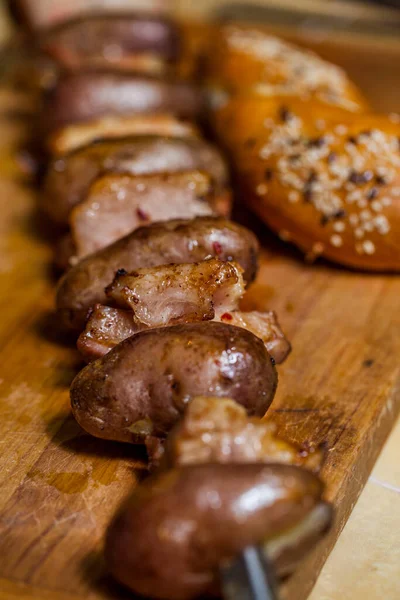 Kartoffeln Spieß Ein Brötchen Auf Einem Holzbrett Liegend Vertikale Orientierung — Stockfoto