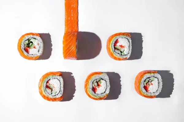 Philadelphia Roll Salmon Cucumber Red Tobiko Flying Fish Caviar Philadelphia — ストック写真