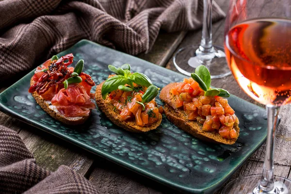 Assortiti Tre Bruschette Con Prosciutto Salmone Verdure Forno Pomodori Secchi — Foto Stock