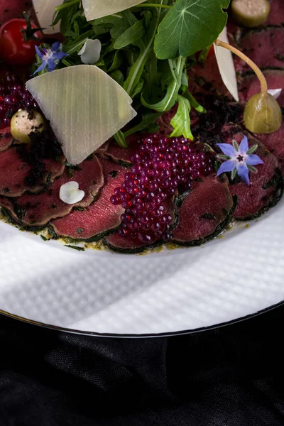 Otlu Dana Carpaccio Üstte Roka Salatası Kapari Parmesan Dilimleri Yenilebilir — Stok fotoğraf
