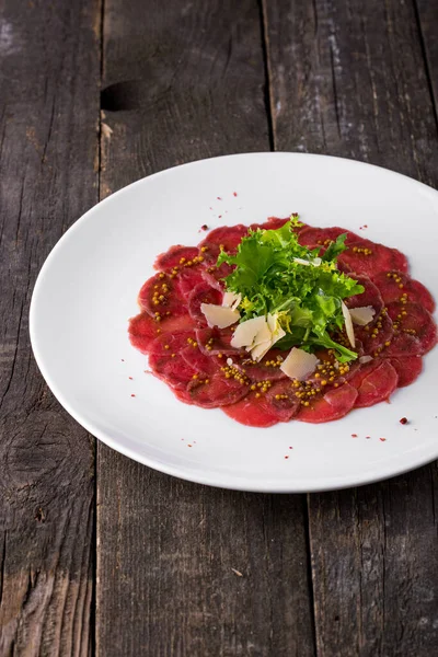 Kalfsvlees Carpaccio Met Dijon Mosterd Gemengde Salade Parmezaanse Plakjes Het — Stockfoto