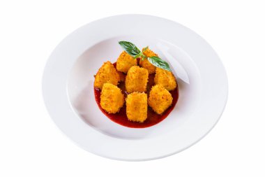 Kızılcık soslu ve nane yapraklı bol yağda kızartılmış camembert üçgeni. Peynir ve sos seramik, yuvarlak beyaz tabakta. Plakası beyaz bir arka planda kesilmiş..