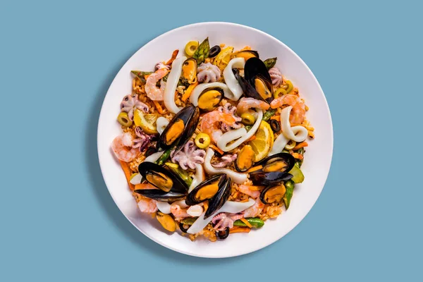 Salade Met Mosselen Octopus Inktvisringen Citroen Garnalen Olijven Rijst Wortelen — Stockfoto