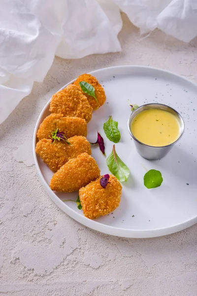 Nuggets Basil Nasturtia Leaf Sauce Bowl Plate Rough Concrete White — Stockfoto