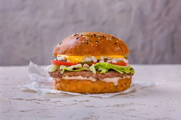 Hamburger Cutlet Salad White Sauce Yellow Sauce Tomatoes Pickled Cucumbers — стоковое фото