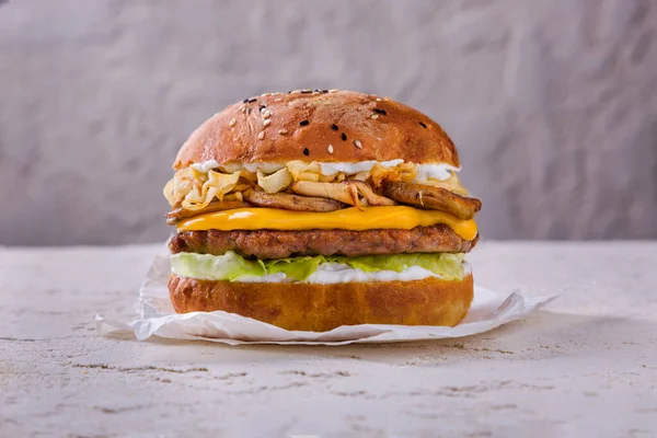 Hamburger Met Kotelet Ham Salade Witte Saus Gele Saus Champignons — Stockfoto