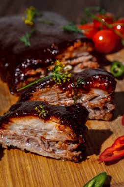 Kızarmış et, kırmızı soslu, dereotlu, biberli, tuzlu ve domatesli ahşap bir masada yuvarlandı.