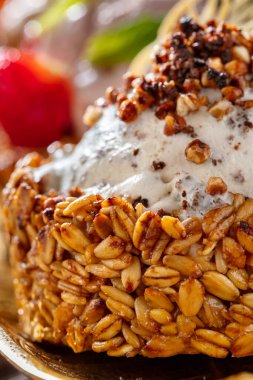 Çilekli çikolatalı dondurma kepçesi, mısır gevreği, yulaf ezmesi, uzun bir tabakta bal ve ahşap zemin