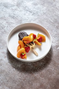 Çubukta dondurma, şeftali, çilek ve naneli çikolata.