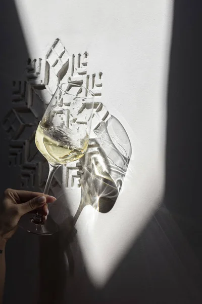 Bottle White Wine Female Hands Sunlight Nearby Woman Hand Holds — Foto de Stock