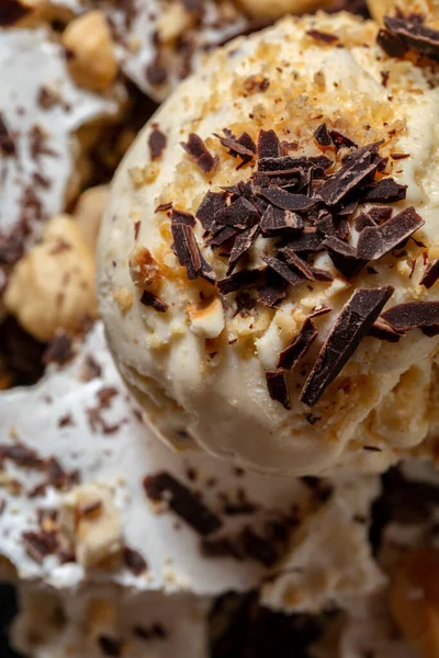 Çikolata Parçalı Dondurma Topları Fındıklar Fıstıklar Kremalar Ahşap Bir Masada — Stok fotoğraf