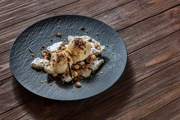 Çikolata Parçalı Dondurma Topları Fındıklar Fıstıklar Kremalar Ahşap Bir Masada — Stok fotoğraf