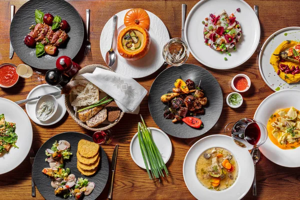 Balkabağı ve mantarlı mevsimlik sonbahar sebzeleri. Sturgeon ear, vinaigrette with chanterelle mantar, uskumru ve ringa filetosu with cornbread tost ve mantar, balkabağı çorbası with porcini mantar, dumplings with porcini mushroo