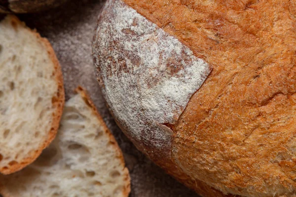 Ψωμί Τρεις Τύπους Ψωμιού Φαγόπυρου Σιταριού Και Σίκαλης Ψωμί Βρίσκεται — Φωτογραφία Αρχείου