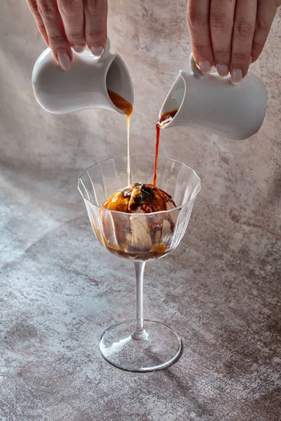 Çikolatalı Dondurma Topunu Çikolata Parçacıklarıyla Bardağa Farklı Şerbetler Koy — Stok fotoğraf