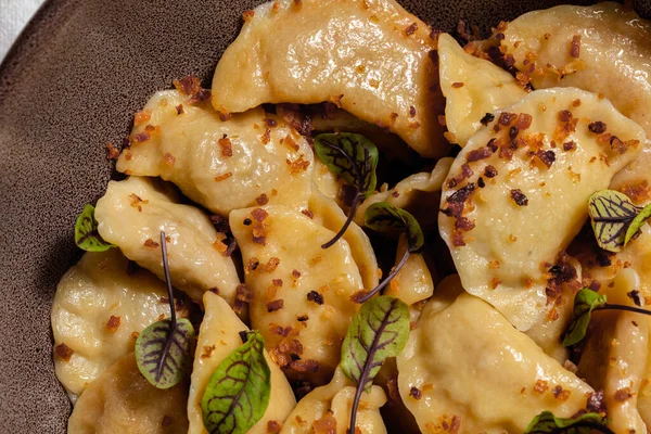 Vareniki Potatoes Sour Cream Lettuce Finely Chopped Fried Bacon Food —  Fotos de Stock