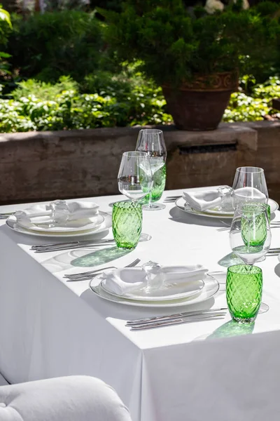 Served Table Empty Plates Dishes Green Glasses Water Glasses Wine — Foto de Stock