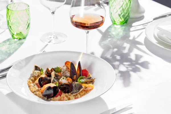 Fregola Pasta Seafood Glass Rose Wine Food Lies White Ceramic — Fotografia de Stock