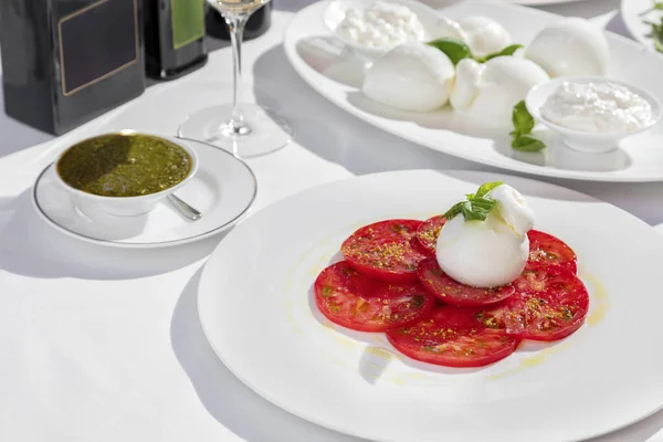 Büffelmozzarella Liegt Auf Tomaten Carpaccio Mit Pesto Sauce Das Essen — Stockfoto
