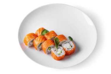 Beyaz arka planda pirinç, fesleğen, salatalık, somon ve Philadelphia peyniri.