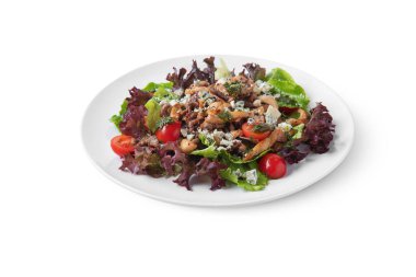 Et, maydanoz, mavi peynir, domates, tabakta marul ve biber ve beyaz arka planda salata.
