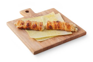 Suluguni susam tohumlu ve lavaşlı beyaz bir arka planda.