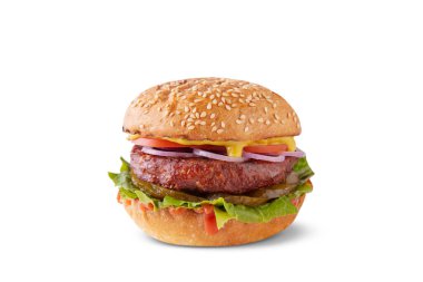 Susamlı hamburger, etli pirzola, hardal, domates, soğan, salatalık turşusu ve salata beyaz bir zeminde duruyor.