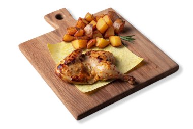 Yarım kızarmış tavuk, kızarmış patates, biberiye ve beyaz arka planda tahtanın üzerinde pide ekmeği.