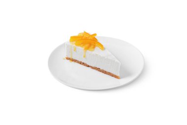 Kayısılı cheesecake beyaz arka planda bir tabakta