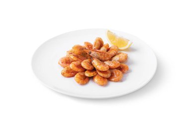 Limonlu haşlanmış karides ve beyaz bir arka plan.