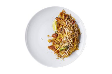 Limonlu spagetti, yılan balığı, midye, lahana filizi, susam tohumu, fıstık ve brokoliyi beyaz arka planda bir tabakta.