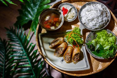 Yumurtalı börek, frizbi salatası, ilk kasede havuç ve biber, ikinci kasede şehriye, üçüncü kasede havuç ve kabak çorbası, friziz salatası, maydanoz, fesleğen ve marul ve beşinci kasede baharat. Bütün tabaklar...
