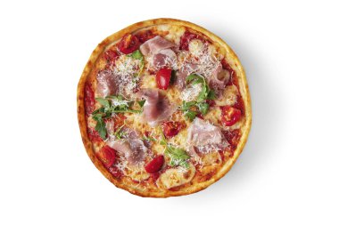 Domatesli pizza, ketçap, roka, prosciutto ve peynir beyaz tabakta.