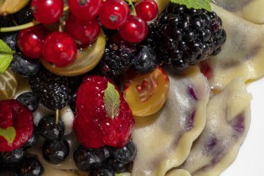 Ahududu, kumkat, böğürtlen, yaban mersini, üzüm ve kırmızı frenk üzümlü hamur tatlısı.