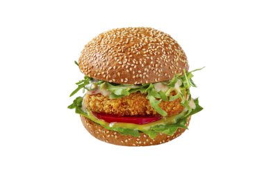 Tavuk pirzolası, sos, domates, roka ve beyaz arkaplanda ıspanak.