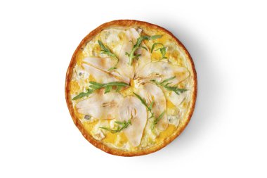 Armutlu pizza, roka, küflü peynir, beyaz bir tabakta yumurta ve peynir.