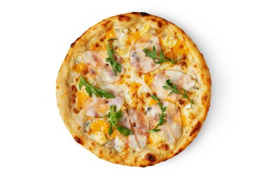 Armut, roka, yumurta ve peynirli pizza. Beyaz arka planda.