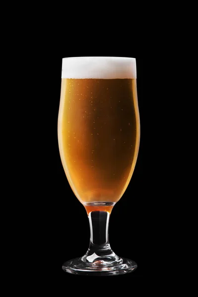 黒を基調としたガラスの中の軽ビール — ストック写真