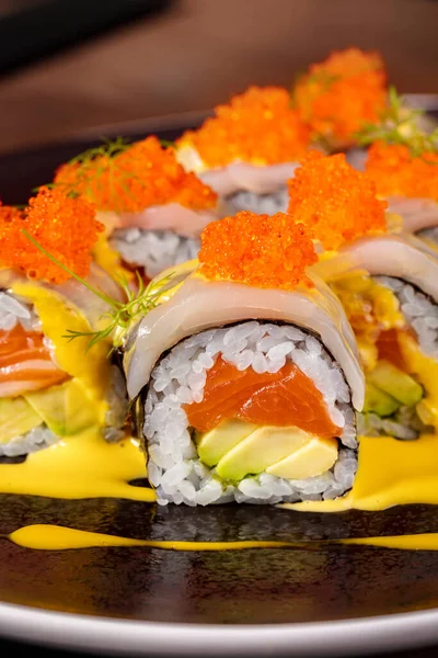 Rollos Con Salmón Caviar Tobiko Eneldo Calamar Aguacate Arroz Nori —  Fotos de Stock