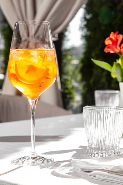 Aperol Spritz Cocktail Table White Tablecloth Glass High Long Leg — Foto Stock