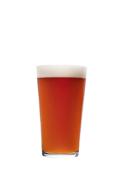 白い背景のガラスの中のビールは — ストック写真