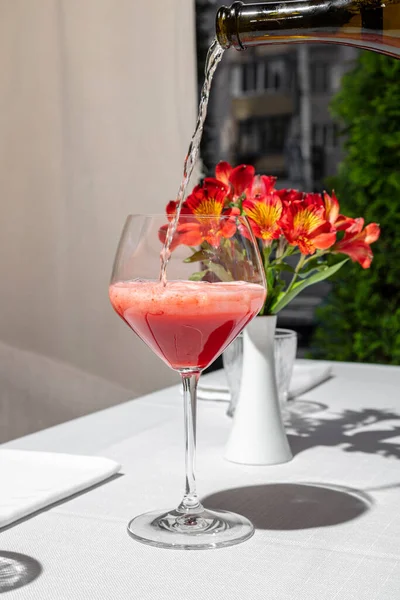 Cocktail Prosecco Strawberries Juicy Strawberry Puree Blended Ice Cold Bubbles — Foto Stock