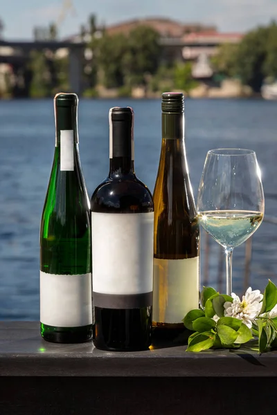 Three Bottles Wine Glass Flower Background River City — Stockfoto