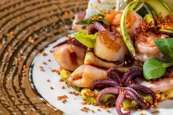 Warme Salade Met Zeevruchten Salade Van Octopus Inktvis Garnalen Sesamzaad — Stockfoto