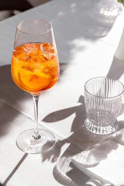 Aperol Spritz Cocktail Table White Tablecloth Glass High Long Leg — Fotografia de Stock